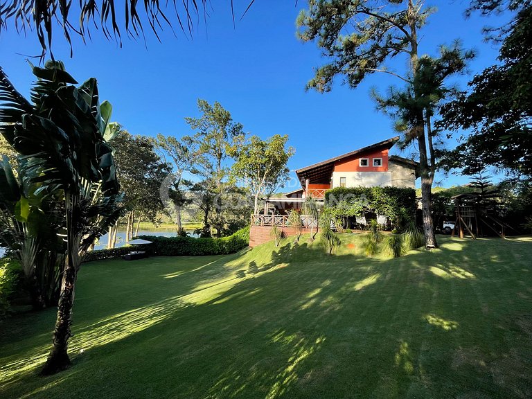 Loft com Jacuzzi de frente para lago no melhor condomínio de