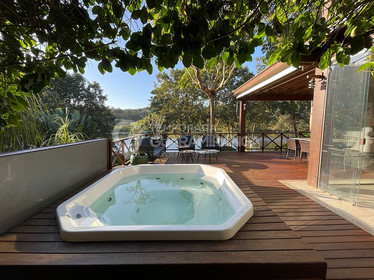 Loft com Jacuzzi de frente para lago no melhor condomínio de