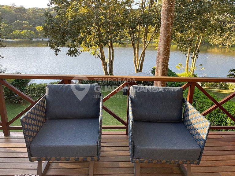 Loft com Jacuzzi de frente para lago no melhor condomínio de