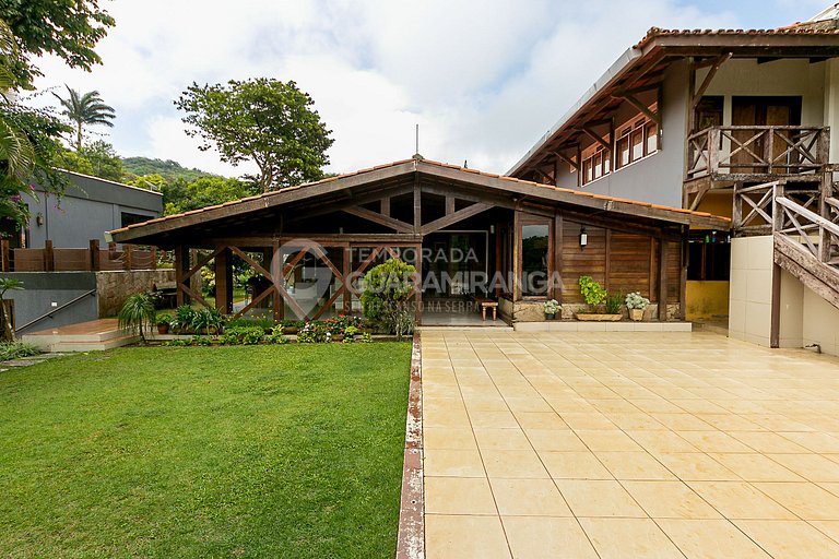 Grande casa com piscina e salão de jogos em Guaramiranga (Ca