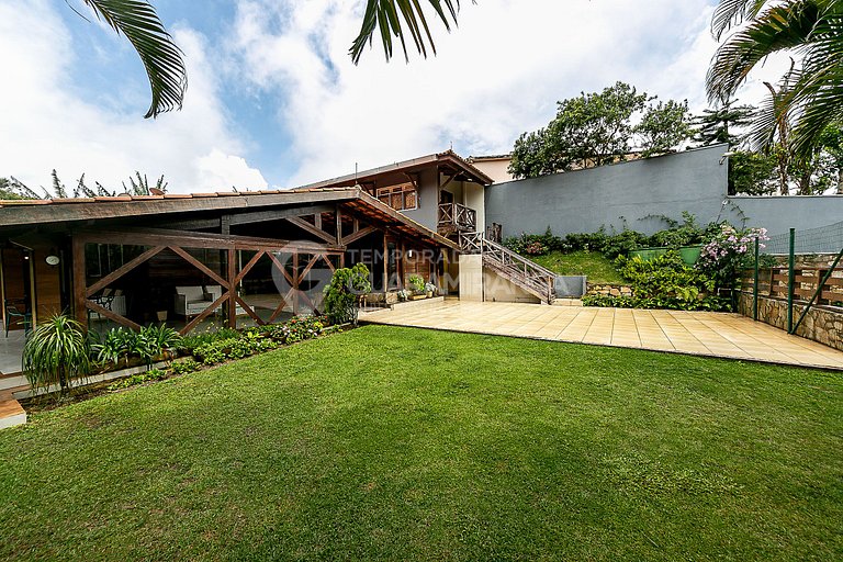Grande casa com piscina e salão de jogos em Guaramiranga (Ca
