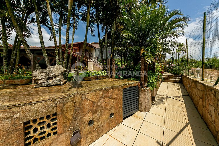 Grande casa com piscina e salão de jogos em Guaramiranga (Ca