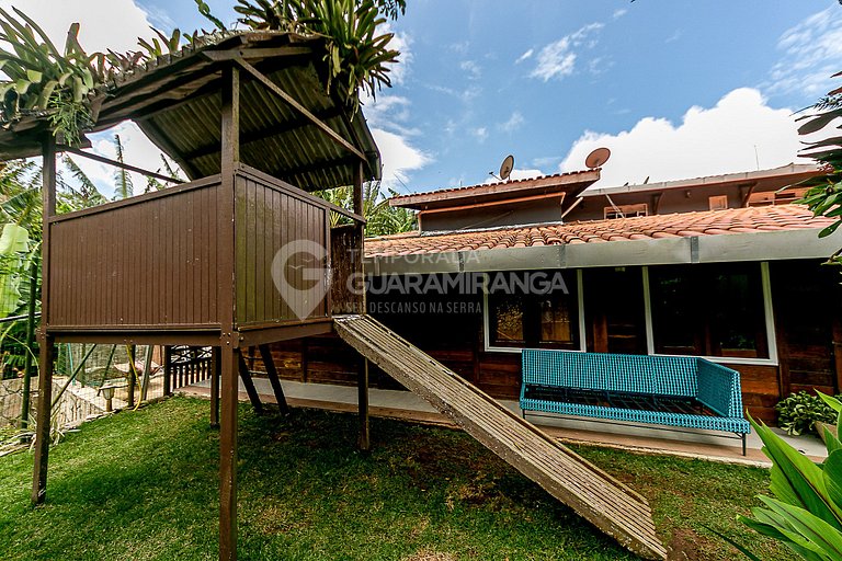 Grande casa com piscina e salão de jogos em Guaramiranga (Ca