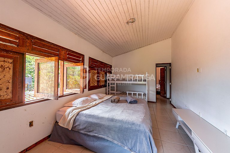 Grande casa com piscina e salão de jogos em Guaramiranga (Ca