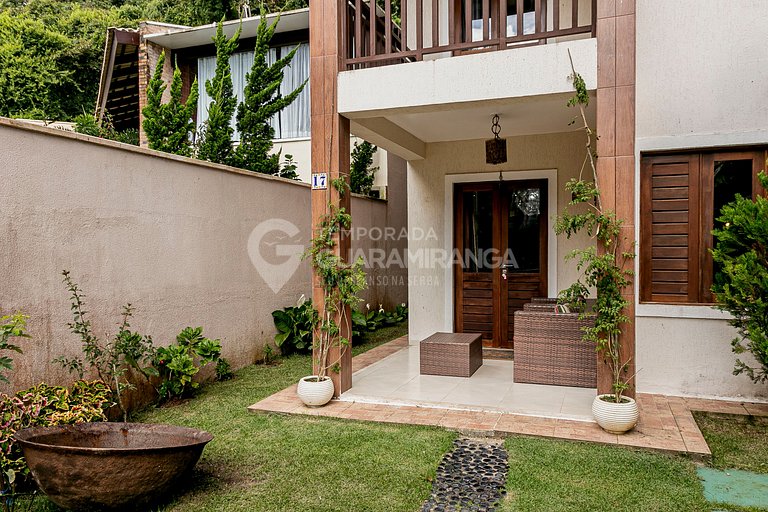 Casa triplex com 4 quartos e hidromassagem no centro de Guar