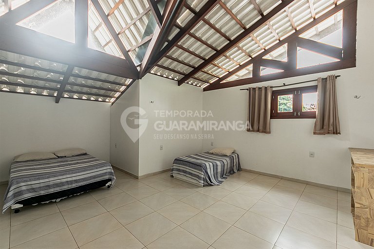 Casa triplex com 4 quartos e hidromassagem no centro de Guar