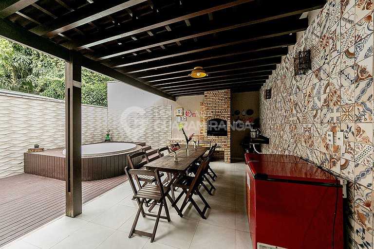 Casa triplex com 4 quartos e hidromassagem no centro de Guar