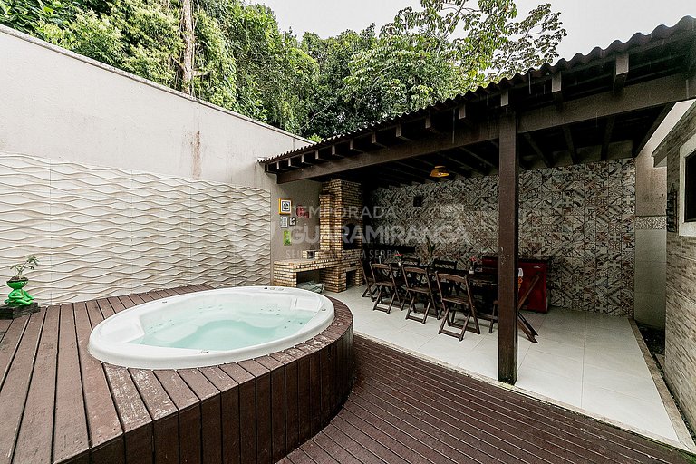 Casa triplex com 4 quartos e hidromassagem no centro de Guar