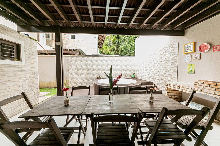 Casa triplex com 4 quartos e hidromassagem no centro de Guar