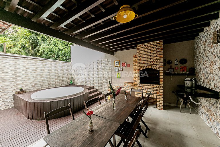 Casa triplex com 4 quartos e hidromassagem no centro de Guar