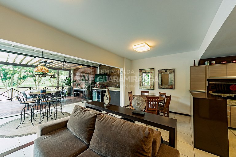 Loft com Jacuzzi de frente para lago no melhor condomínio de