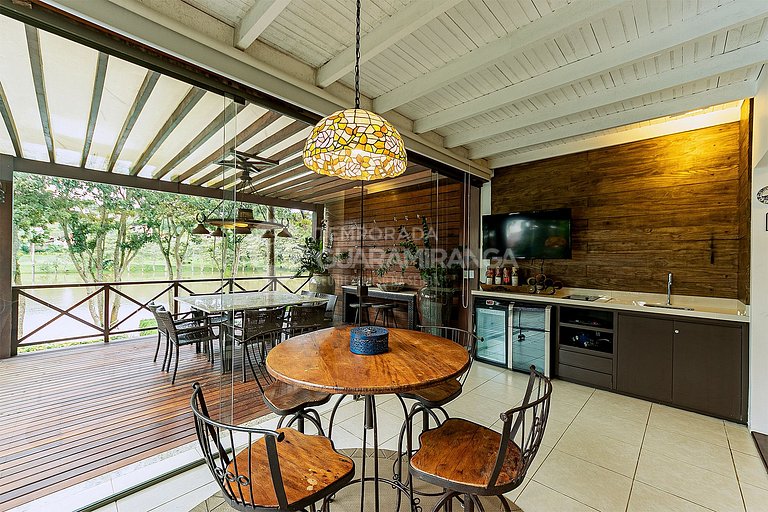 Loft com Jacuzzi de frente para lago no melhor condomínio de