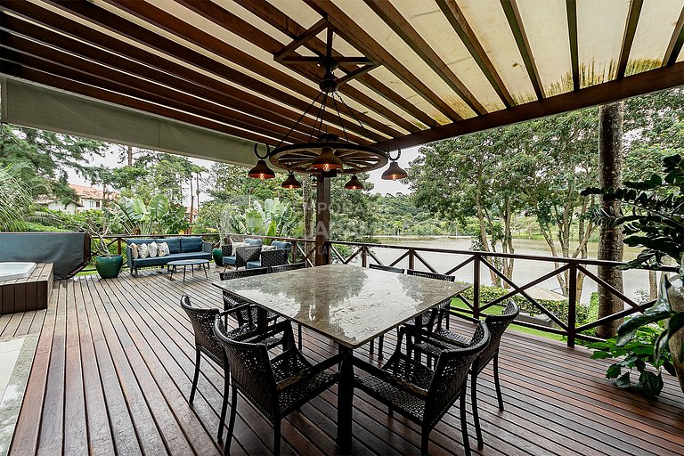 Loft com Jacuzzi de frente para lago no melhor condomínio de