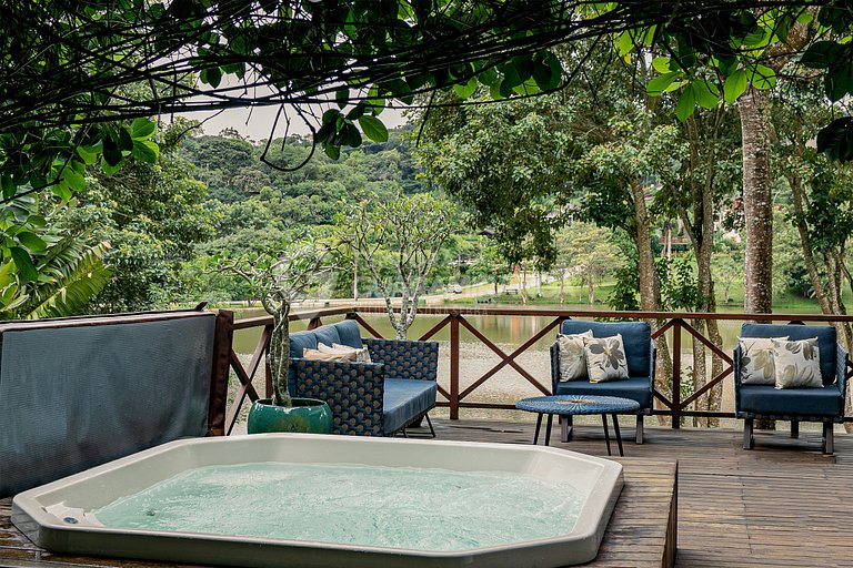 Loft com Jacuzzi de frente para lago no melhor condomínio de
