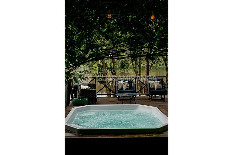 Loft com Jacuzzi de frente para lago no melhor condomínio de