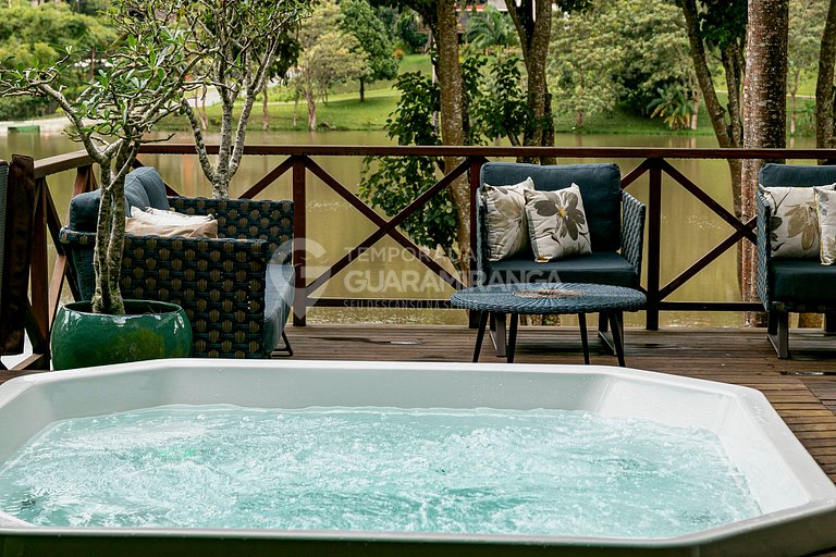 Loft com Jacuzzi de frente para lago no melhor condomínio de
