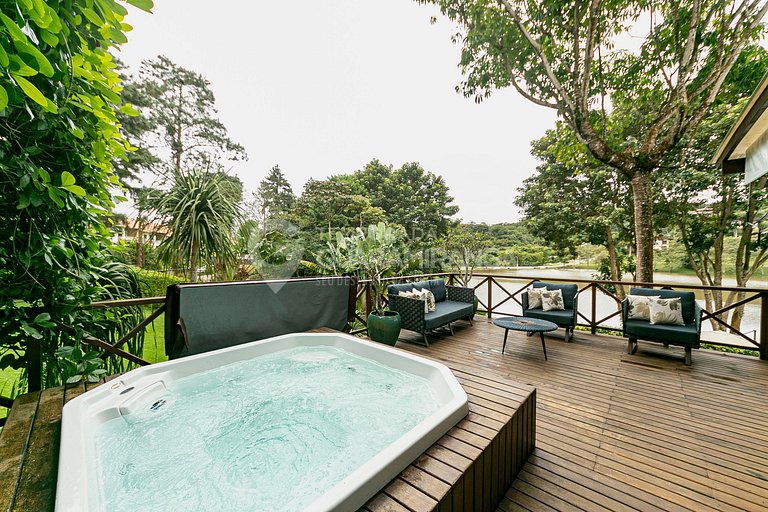 Loft com Jacuzzi de frente para lago no melhor condomínio de