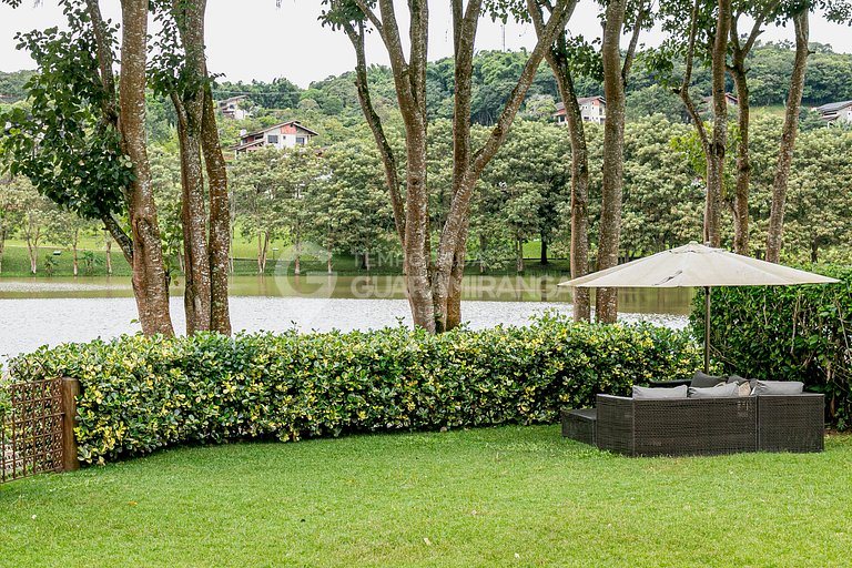 Loft com Jacuzzi de frente para lago no melhor condomínio de