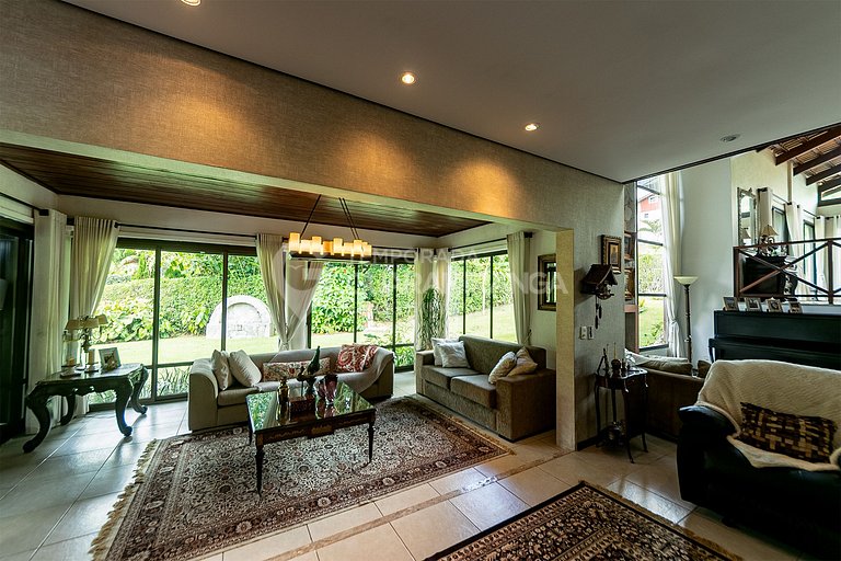 Casa con Piscina, Hidromasaje y Vista a las Montañas en el M