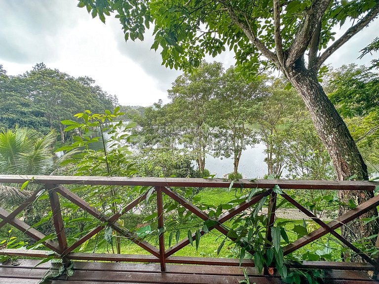 Loft de frente para lago no melhor condomínio de Guaramirang