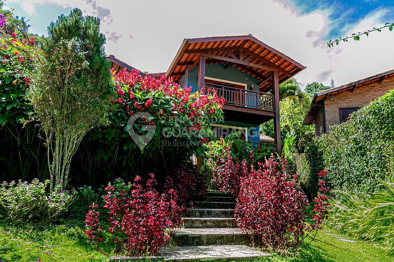 Linda casa com 4 suítes e hidromassagem aquecida em Guaramir