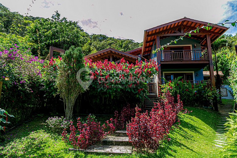 Linda casa com 4 suítes e hidromassagem aquecida em Guaramir