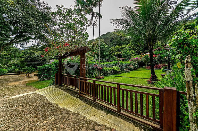 Beautiful House with 4 Suites and Heated Hot Tub in Guaramir