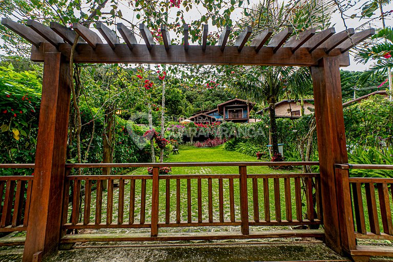 Linda casa com 4 suítes e hidromassagem aquecida em Guaramir
