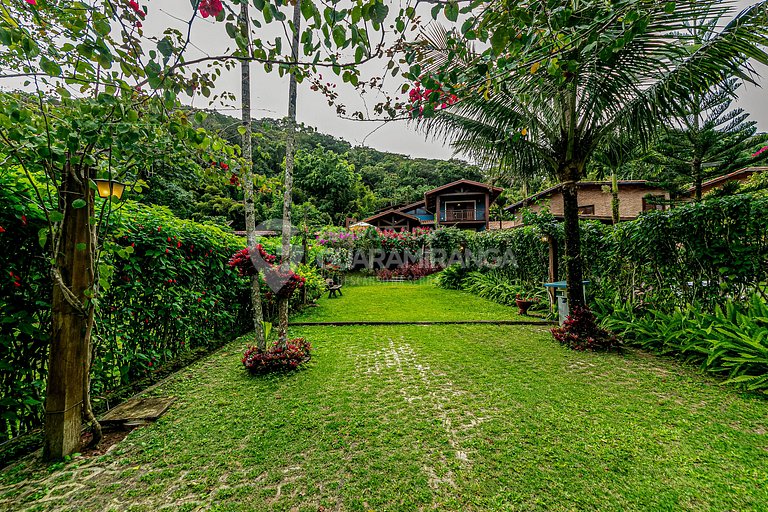 Linda casa com 4 suítes e hidromassagem aquecida em Guaramir