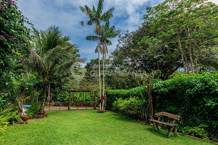 Linda casa com 4 suítes e hidromassagem aquecida em Guaramir