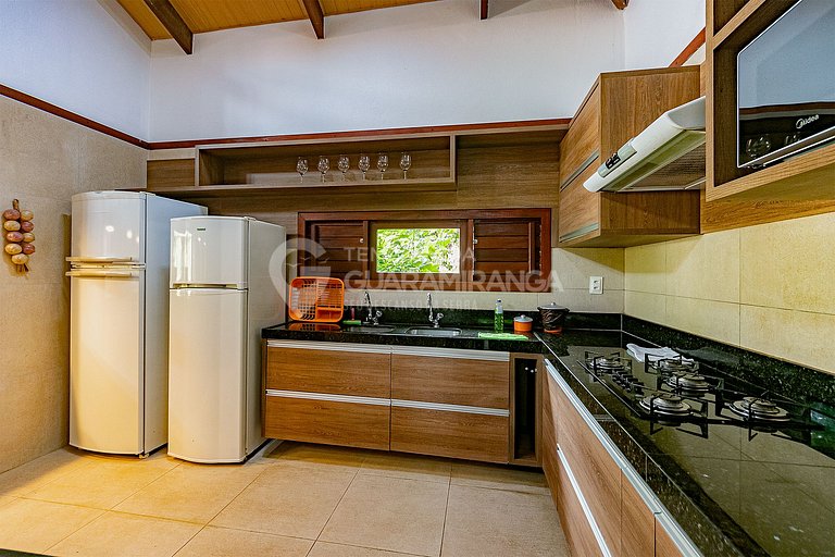 Linda casa com 4 suítes e hidromassagem aquecida em Guaramir