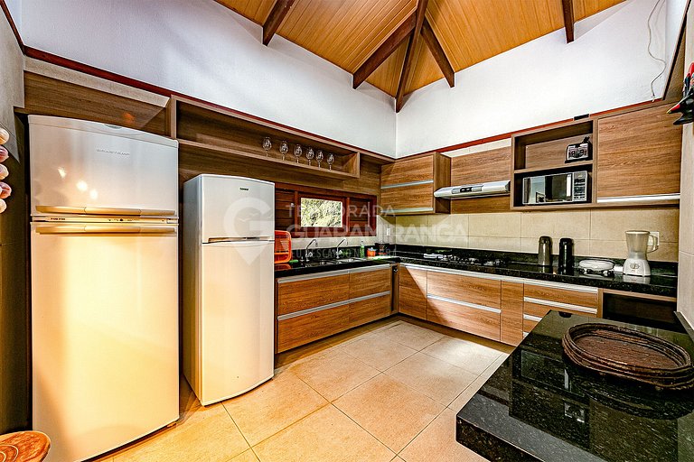 Linda casa com 4 suítes e hidromassagem aquecida em Guaramir
