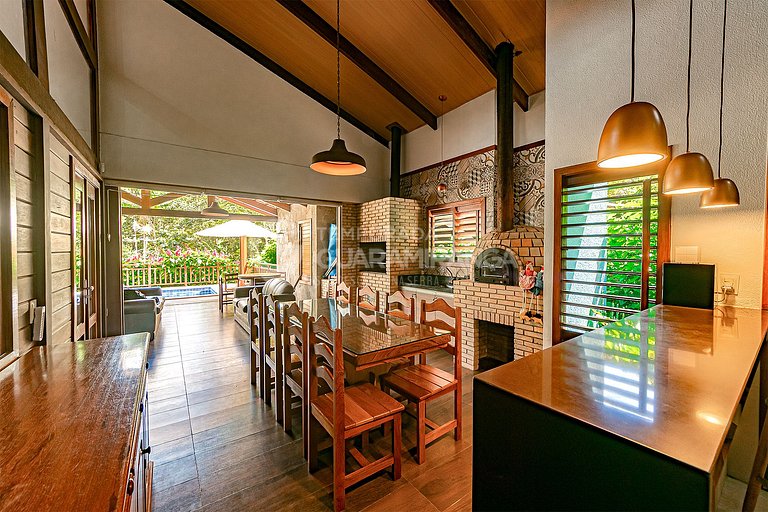 Linda casa com 4 suítes e hidromassagem aquecida em Guaramir