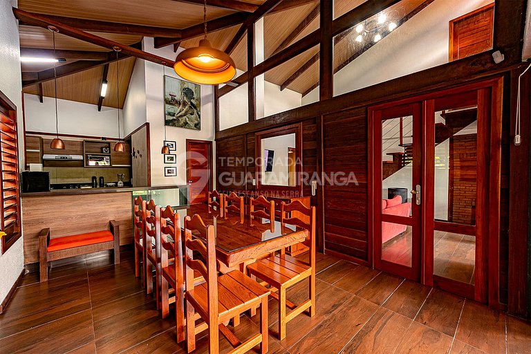 Linda casa com 4 suítes e hidromassagem aquecida em Guaramir