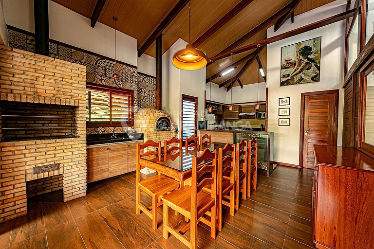 Linda casa com 4 suítes e hidromassagem aquecida em Guaramir