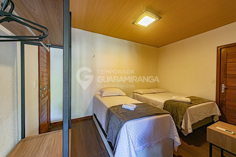 Linda casa com 4 suítes e hidromassagem aquecida em Guaramir