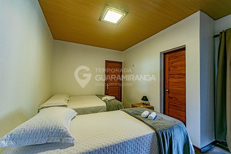 Linda casa com 4 suítes e hidromassagem aquecida em Guaramir