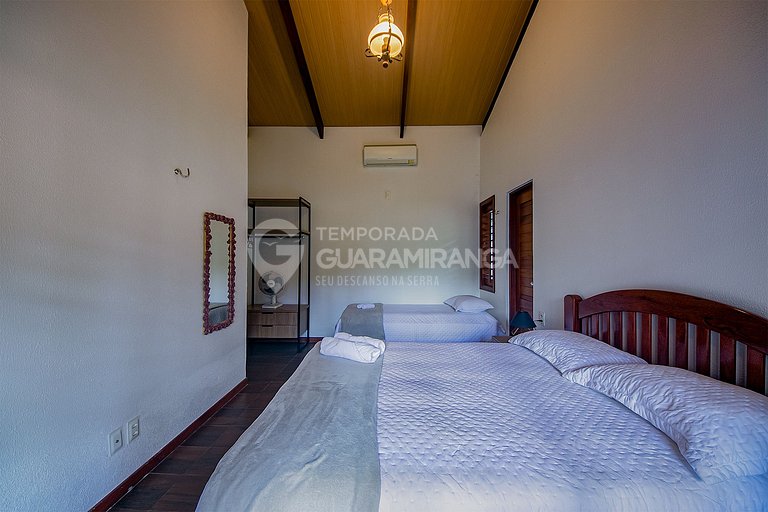 Linda casa com 4 suítes e hidromassagem aquecida em Guaramir
