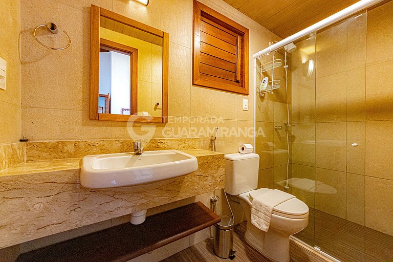 Beautiful House with 4 Suites and Heated Hot Tub in Guaramir