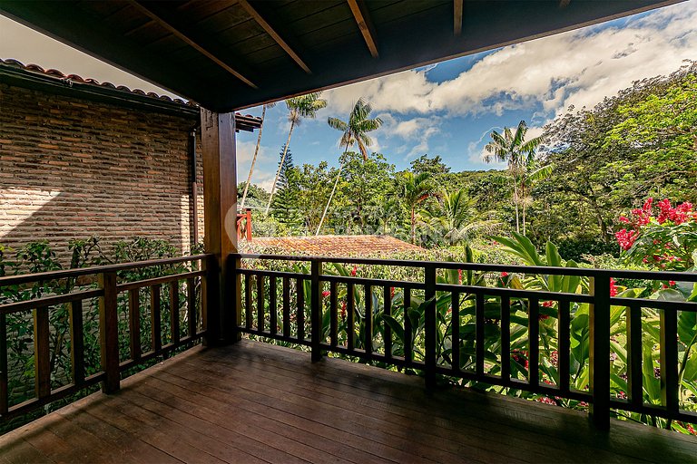 Linda casa com 4 suítes e hidromassagem aquecida em Guaramir