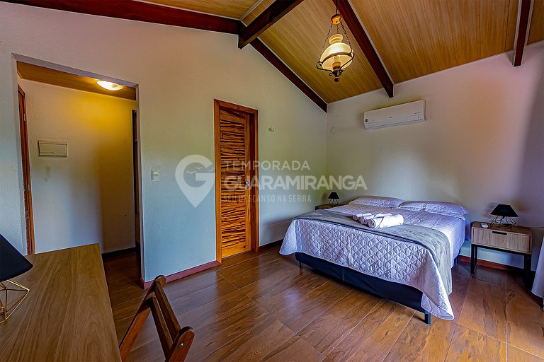 Linda casa com 4 suítes e hidromassagem aquecida em Guaramir