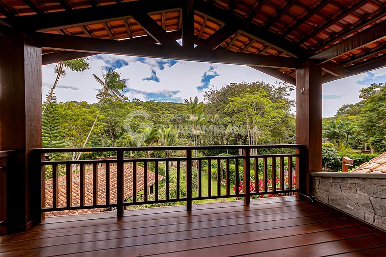 Linda casa com 4 suítes e hidromassagem aquecida em Guaramir