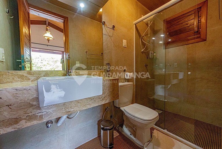 Linda casa com 4 suítes e hidromassagem aquecida em Guaramir