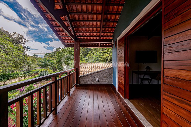 Linda casa com 4 suítes e hidromassagem aquecida em Guaramir