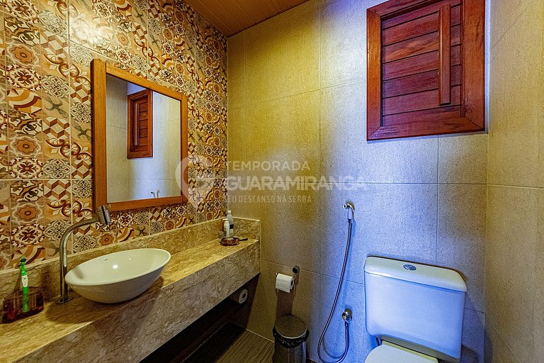 Linda casa com 4 suítes e hidromassagem aquecida em Guaramir