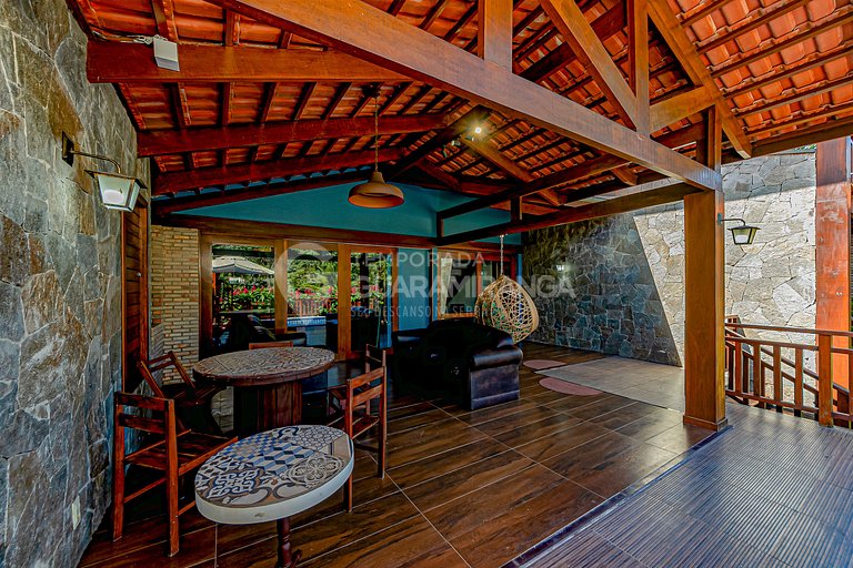 Linda casa com 4 suítes e hidromassagem aquecida em Guaramir