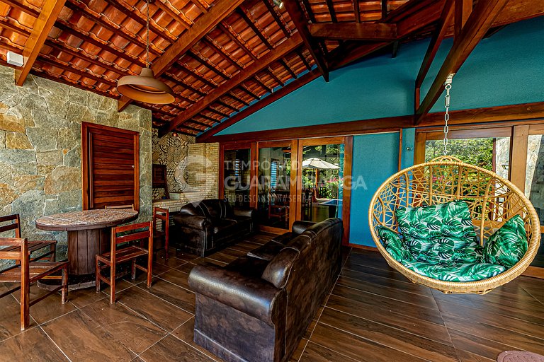 Linda casa com 4 suítes e hidromassagem aquecida em Guaramir