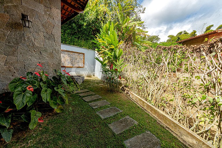 Linda casa com 4 suítes e hidromassagem aquecida em Guaramir