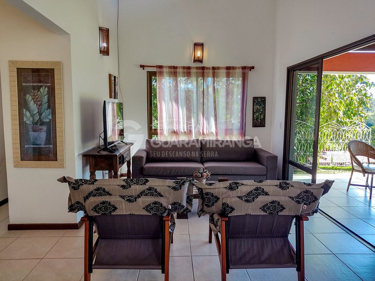 Casa con 5 Suites en Cond. Monte Flor (Casa 09)