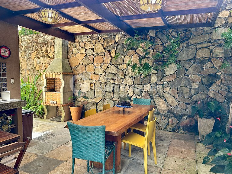 Apartamento com 2 quartos e deck privativo em Guaramiranga (